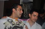 Aamir Khan, Salman Khan watch Salman Khan_s Dabangg in Ketnav, Mumbai on 6th Sept 2010 (2).JPG
